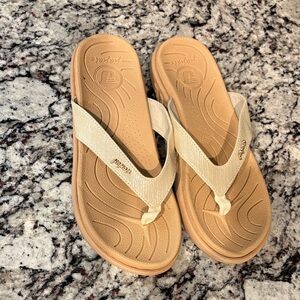 Jiajiale Women's Tan Sandals/ flip flops size 9. Like new!